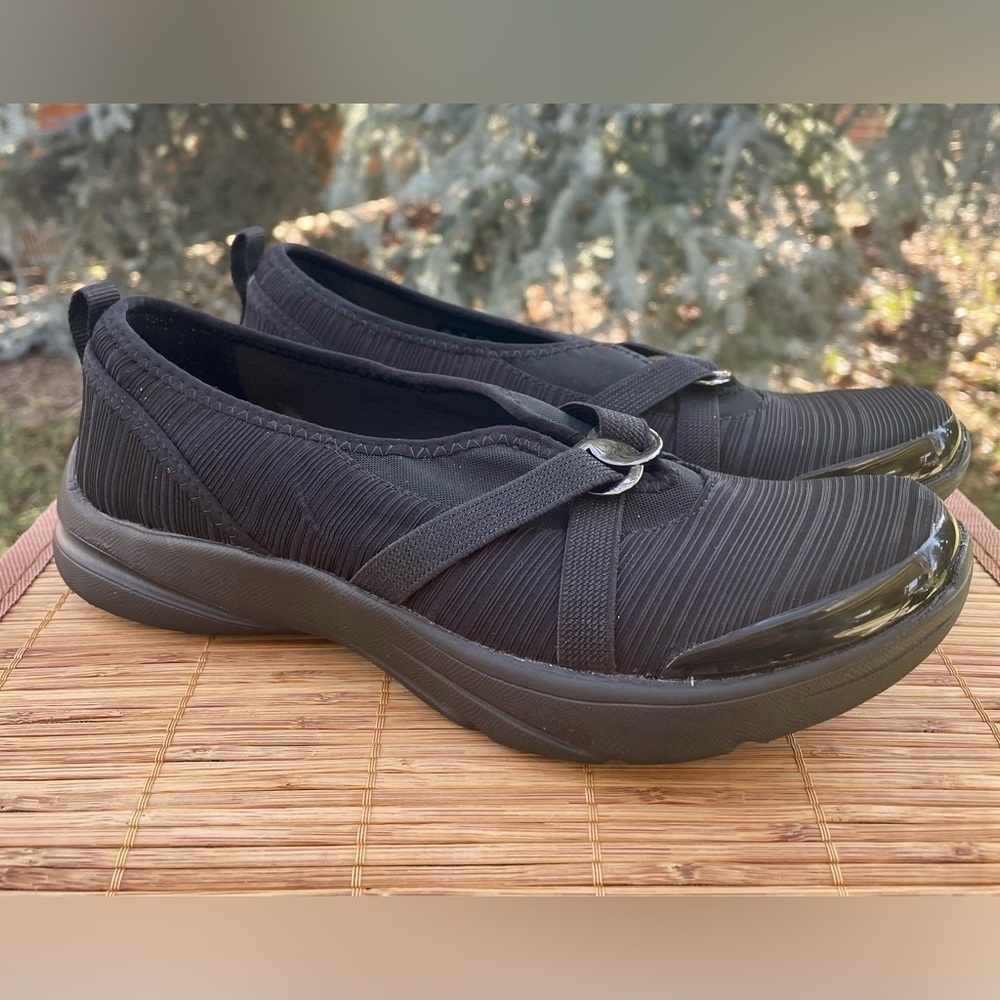 NEW Bzees Lana Black Stretch Fabric Slip On Sport Flat Shoes. Women size 7 Wide